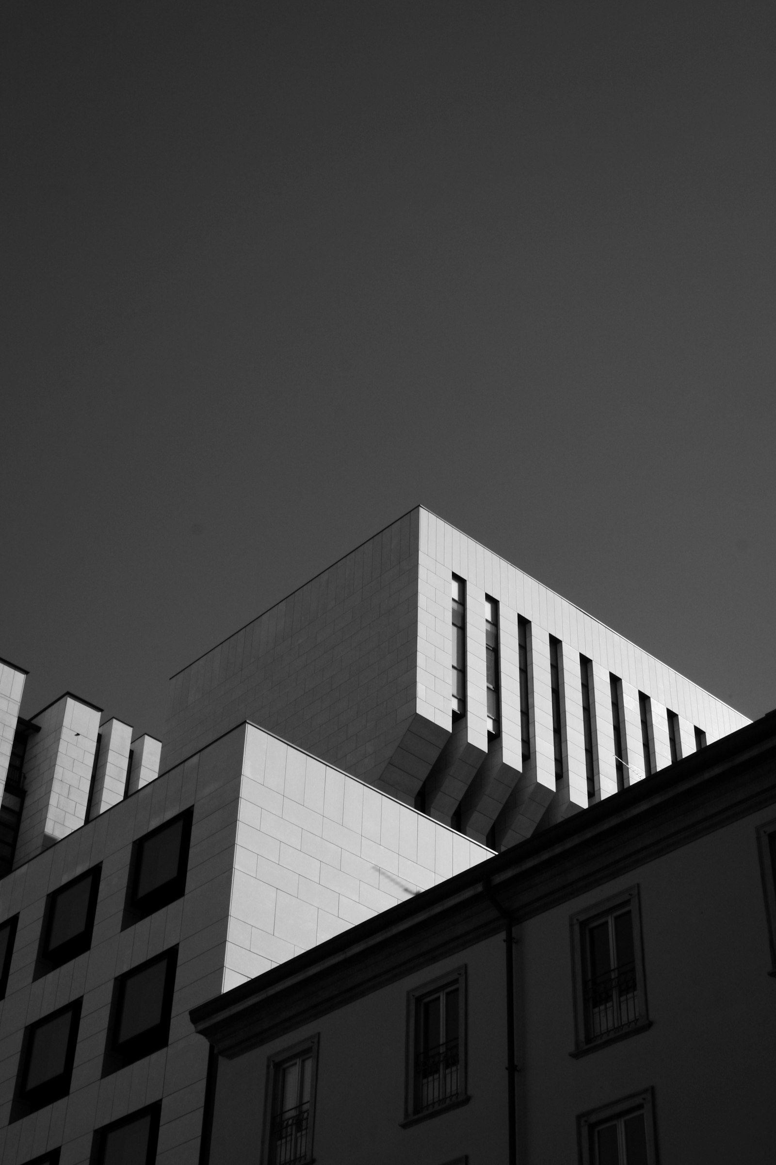 Façade géométrique en noir et blanc