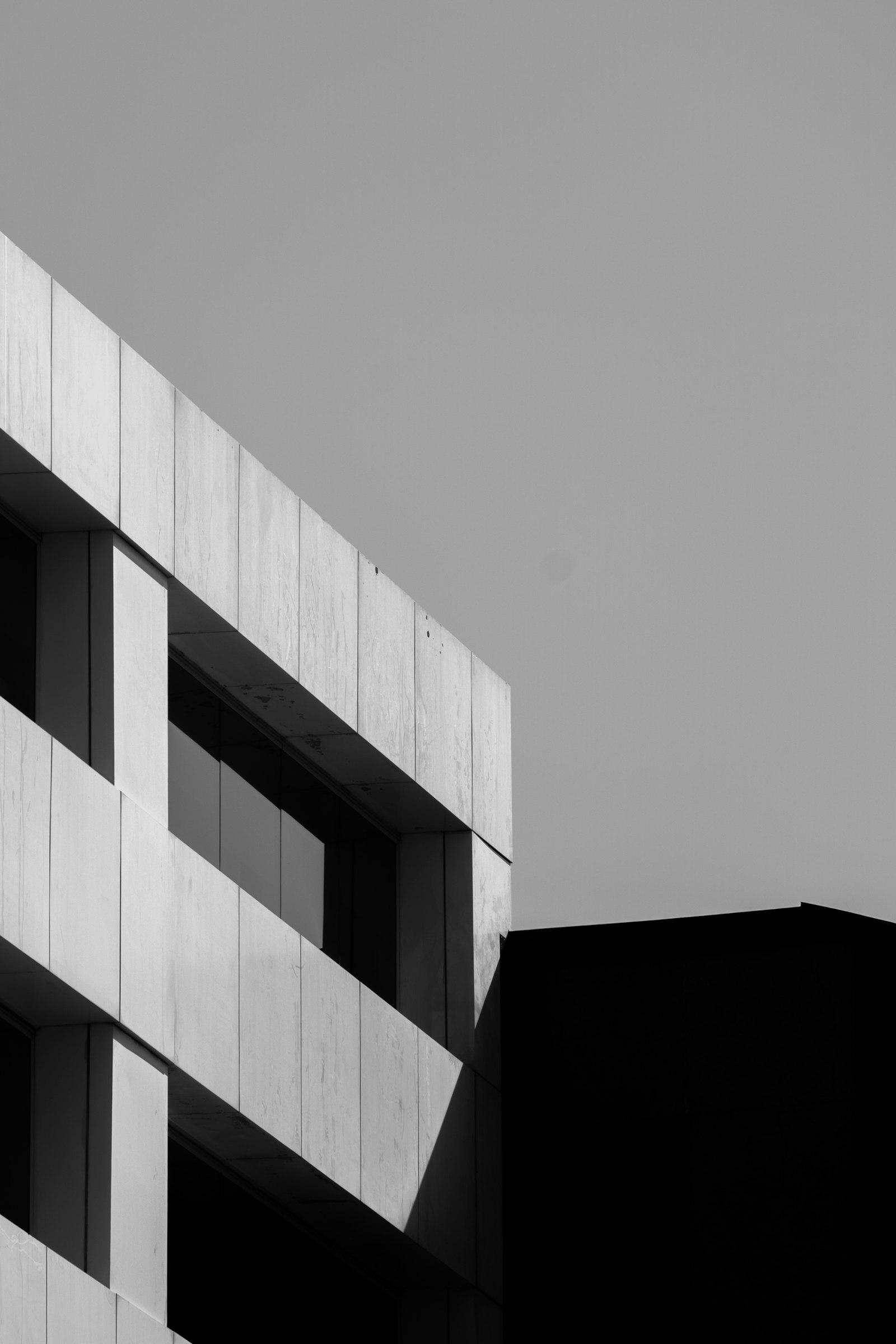 Façade géométrique aux ombres marquées